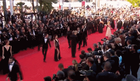 假摔|假摔，衣服滑落，红毯钉子户：明星走红毯尴尬瞬间，既搞笑又心酸