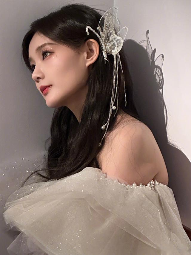 李一桐|青春女星李一桐分享露肩薄纱裙写真,如蝴蝶仙子般美丽