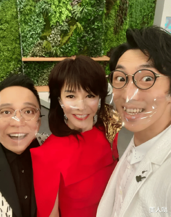 郑裕玲|75岁汪明荃同框65岁郑裕玲，一个自然老去美的优雅从容，一个科技脸太吓人