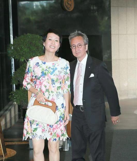 李小璐|叶童随夫参加豪门聚会，穿花裙站边角，却比钟镇涛二婚老婆还抢眼