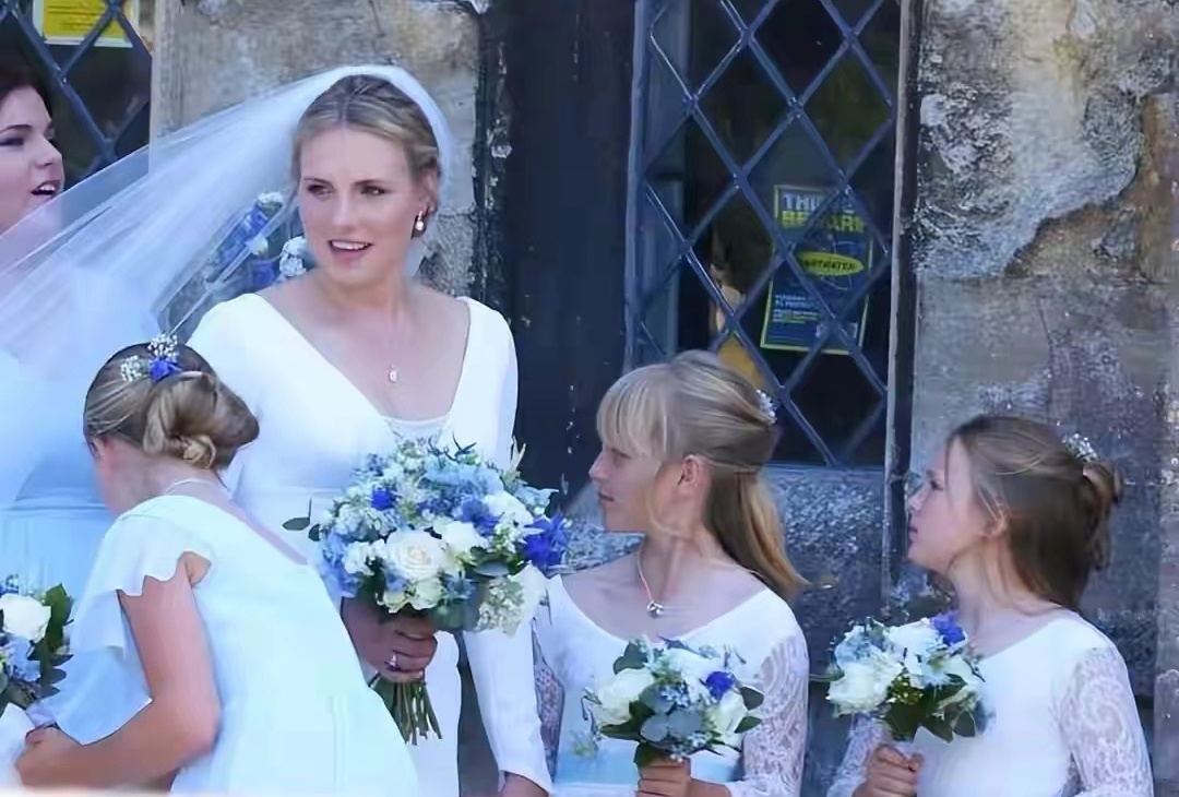 夏洛|英女王曾孙女长得快！萨凡纳米娅已亭亭玉立，夏洛特人小却最出挑