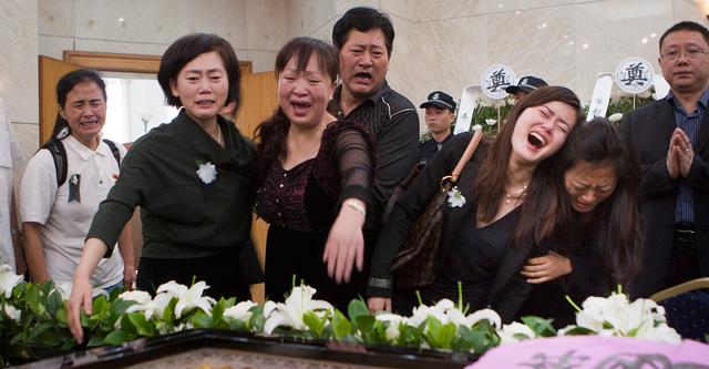 2011年,三男孩深夜上高速砸车,一女子被砸身亡,死者身份特殊