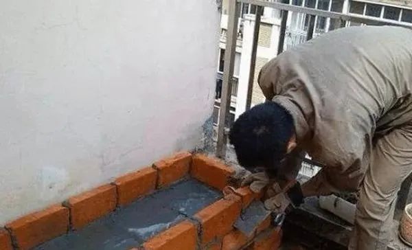 买顶楼被家人反对,用砖砌了个菜园后,他们都赞我精明能干!