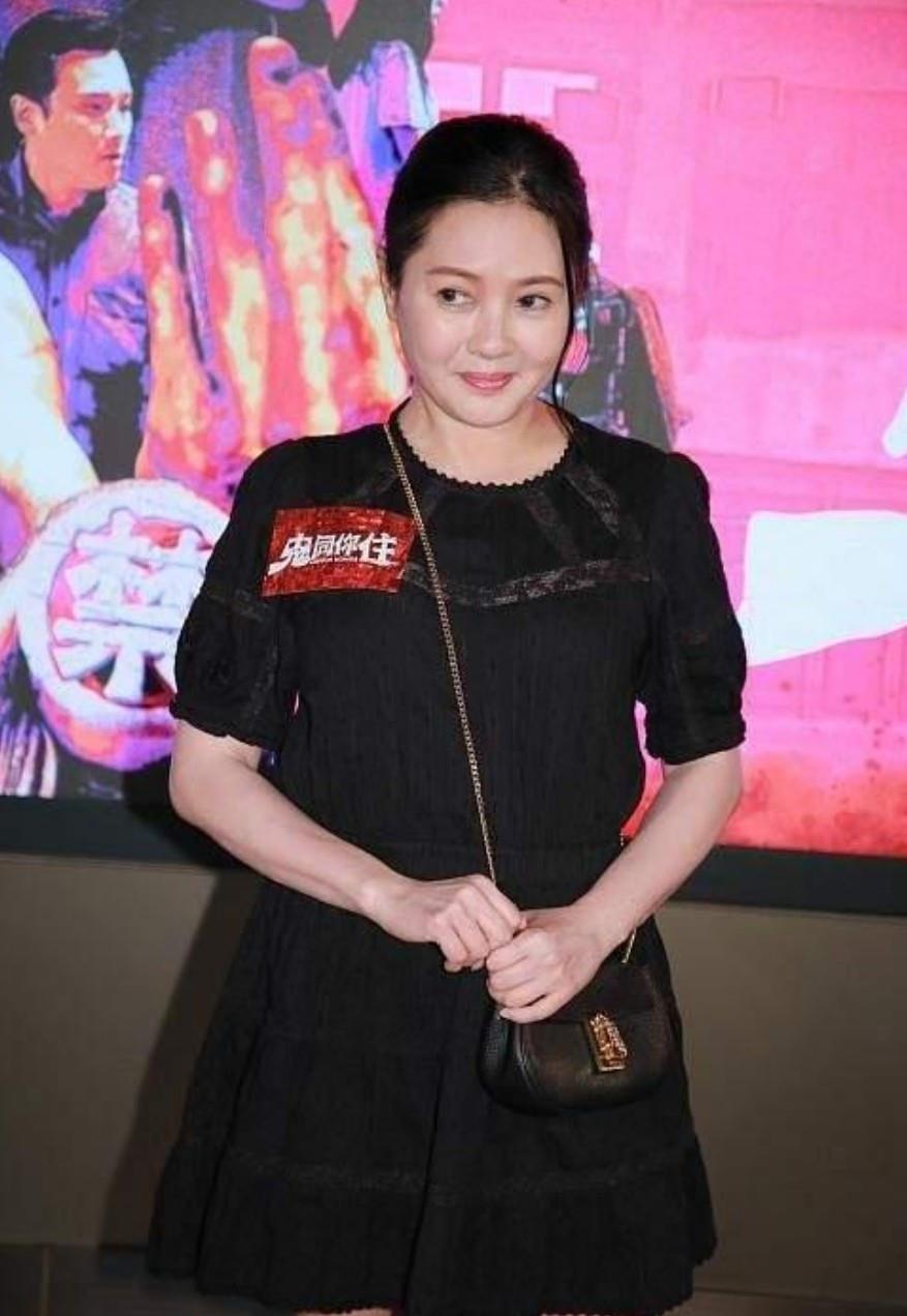 李丽珍|56岁李丽珍罕见露脸，颈纹抢镜，脸显好圆，网友：女神也要服老了