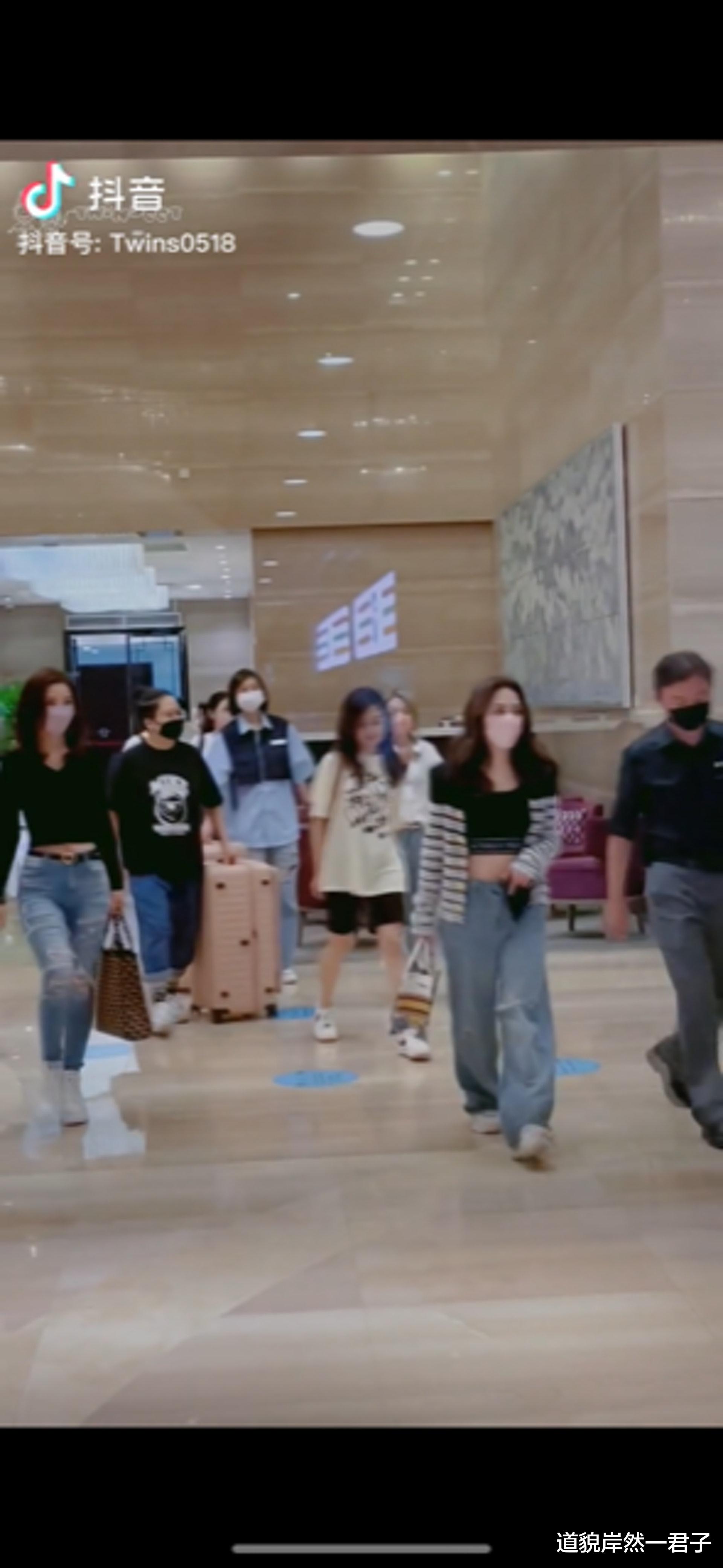 阿娇|钟欣潼瘦出新境界着Bra top秀纤腰 被网友称赞重回颜值颠峰