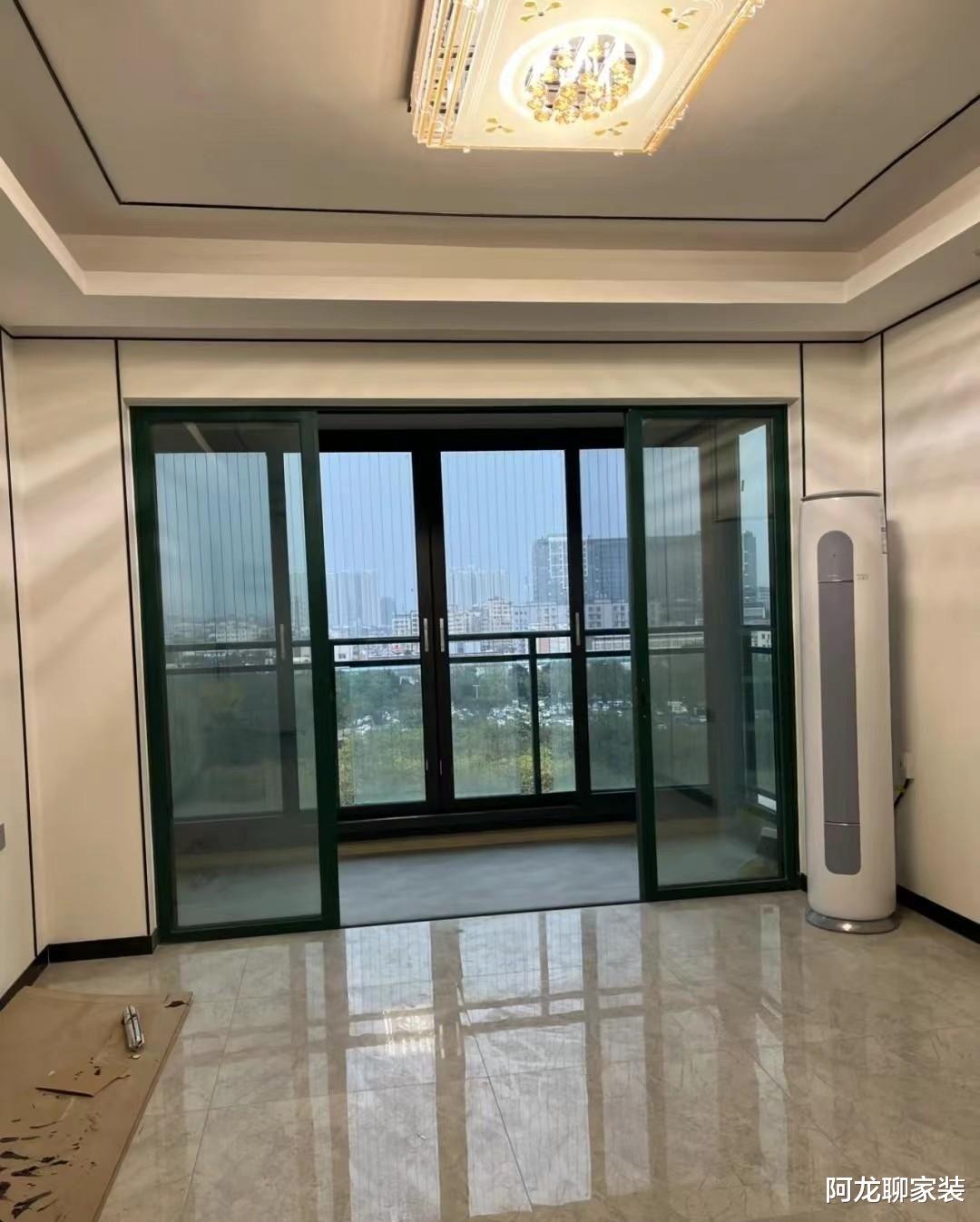 客厅与阳台打通的好,还是安装推拉门好?来听听过来人的经验