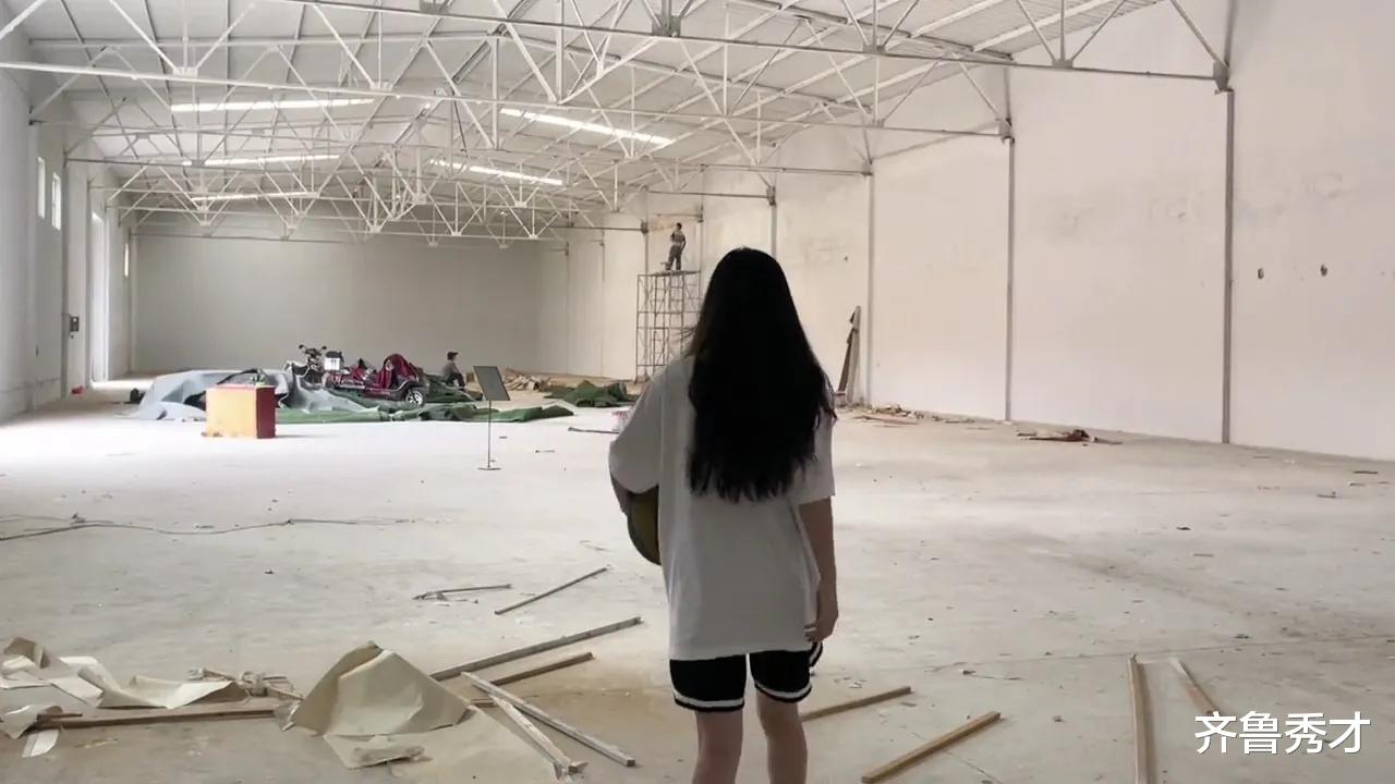 男友喜欢打篮球，女友就花100万装修了一个篮球馆，这是在炫富