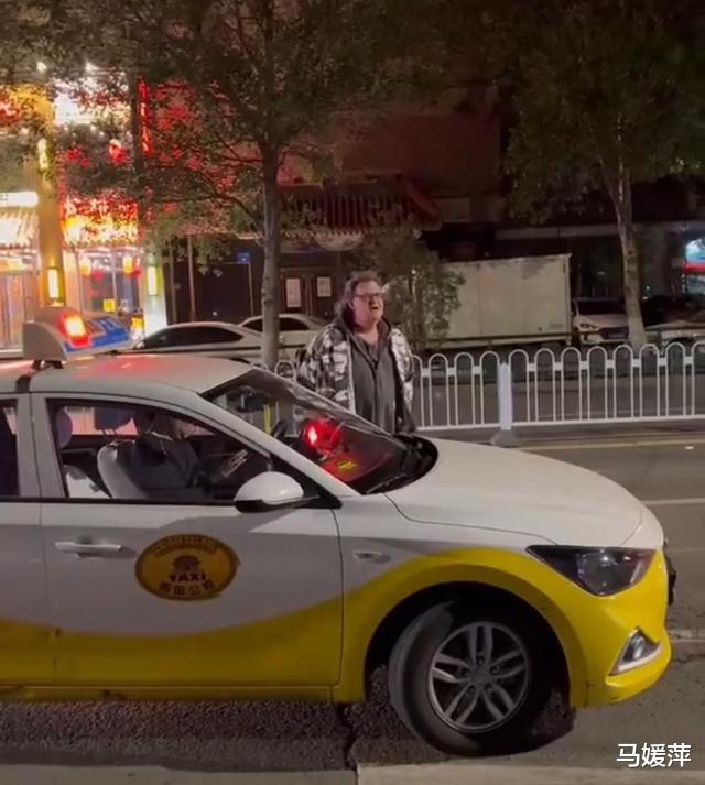 沈阳外籍男子疯狂辱骂并推搡炸鸡小贩,因疫情无法拘留,已被处罚