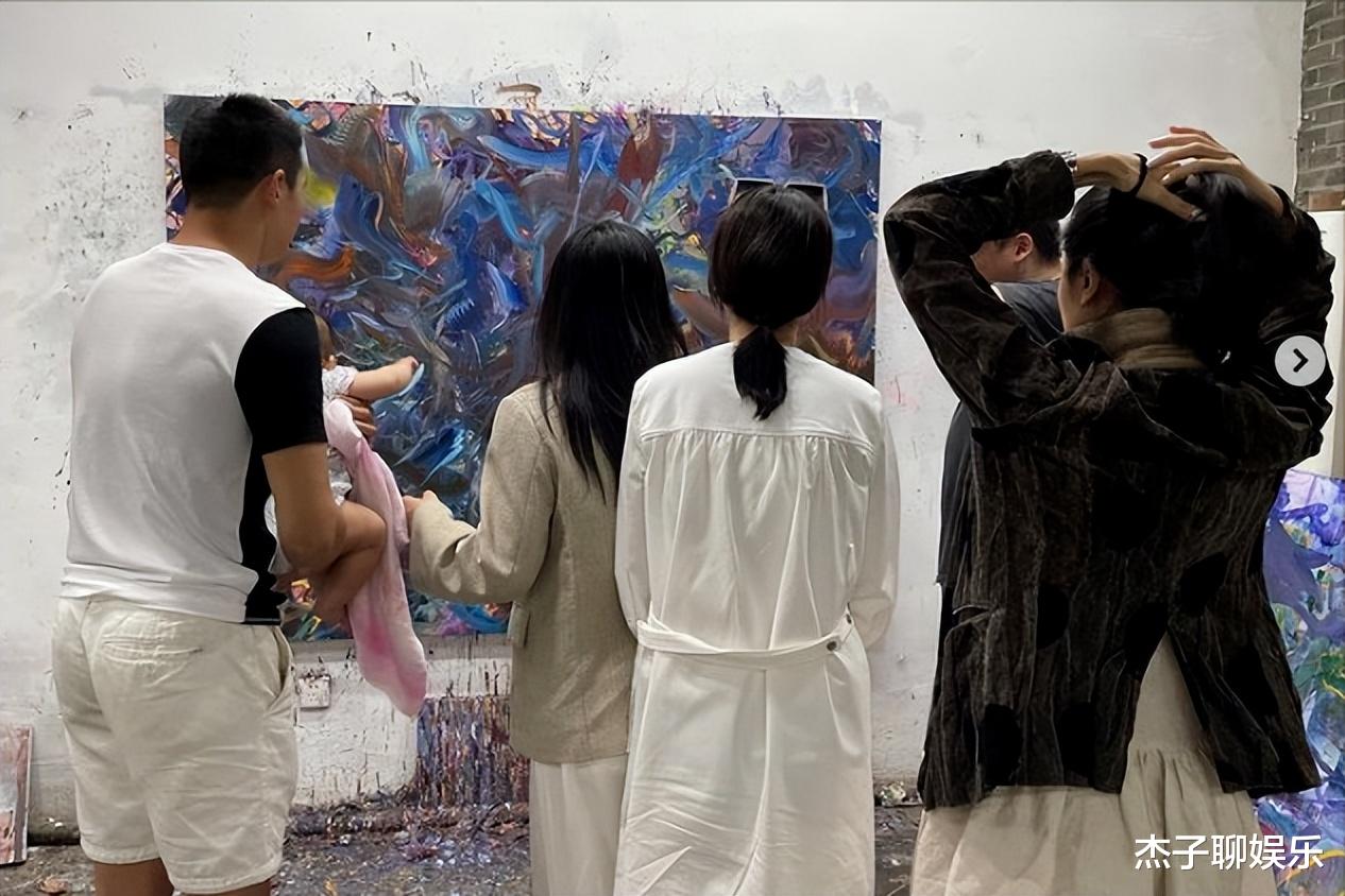 朱珠|“全球百美”朱珠：晒一家5口出游照，8个月女儿乖乖待在爸爸怀里