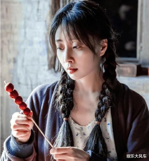 殷桃|42岁演员殷桃生图曝光，深V上衣配卷发状态好，网友：羡慕发量