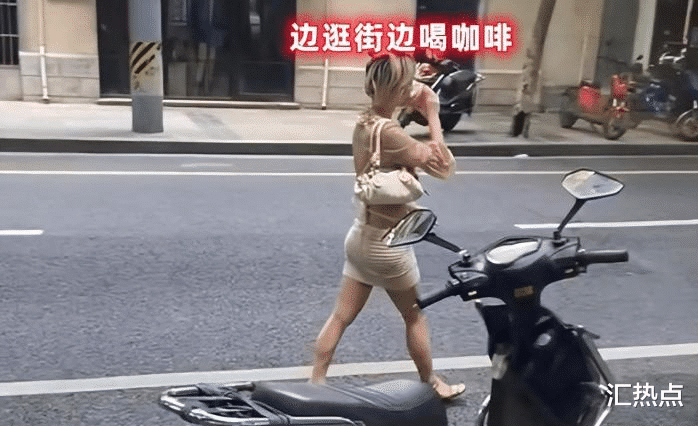 上海女孩街头穿着清凉，路人拍照后，女孩面带微笑抛媚眼