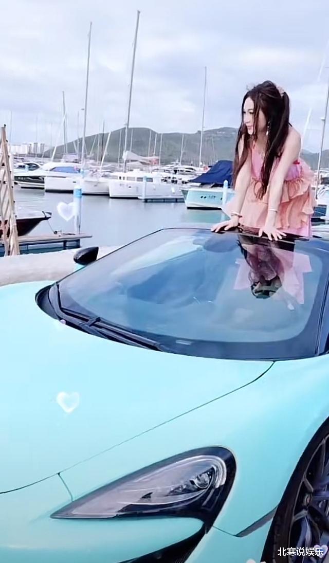 温碧霞|55岁温碧霞近照好嫩,站豪车上凹造型像少女,穿长裙164身高像150