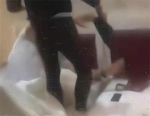 丈夫和女同事在酒店偷情,妻子带家人当场捉住,场面一度失控