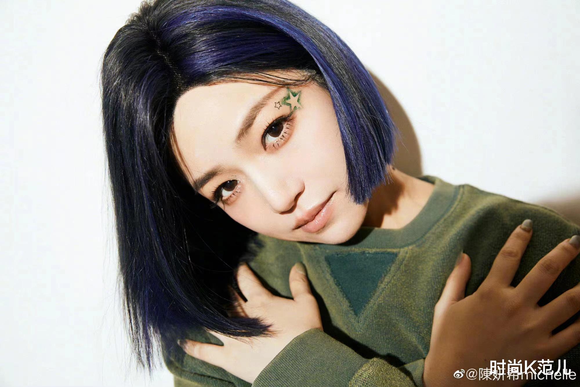 短发 陈妍希终于换发型,蓝色挑染短发配星星眼妆,个性又时髦!