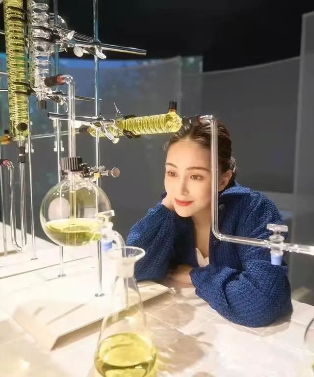穿衣搭配 昆凌怀三胎状态真好，穿宽松衬衣孕肚明显，扎马尾辫小脸依旧精致