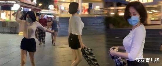 许晴|51岁许晴与50岁钟丽缇，身材差距很明显，生没生娃一眼就看出