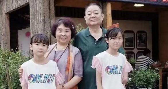 72岁盛海琳回应丈夫离世,面色惨白透露死因,双胞胎幼女哭成泪人