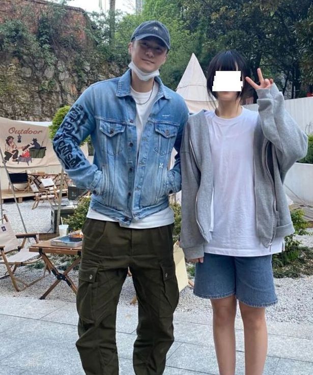 蒋劲夫|蒋劲夫罕见晒近况,院子晒太阳显低调,与好友健身状态好