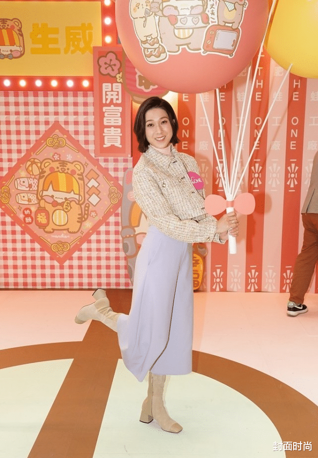 蔬菜 钟嘉欣剪短发后有当妈的样了，但穿套装仍挺美，和刘雯撞衫也不差