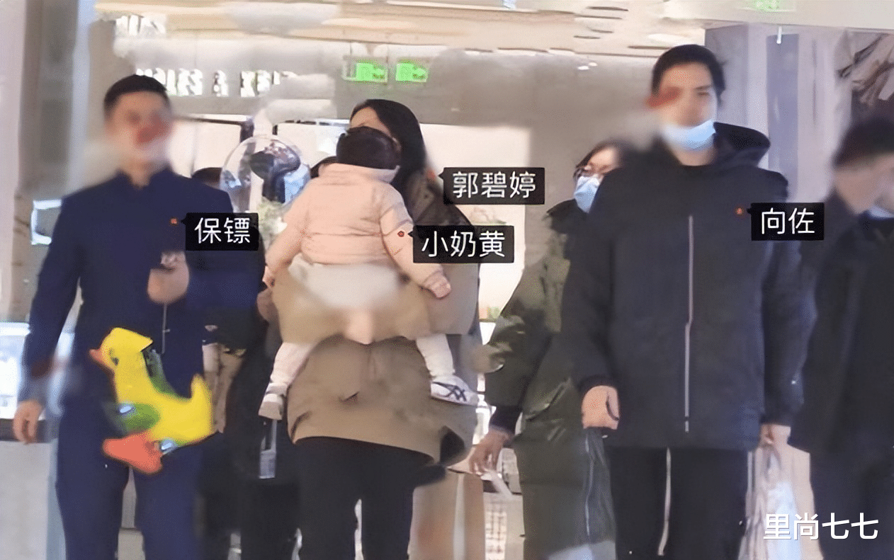 郭碧婷|郭碧婷肚子好大!直接把女儿抱在肚子上,6人伺候逛街却亲自抱娃