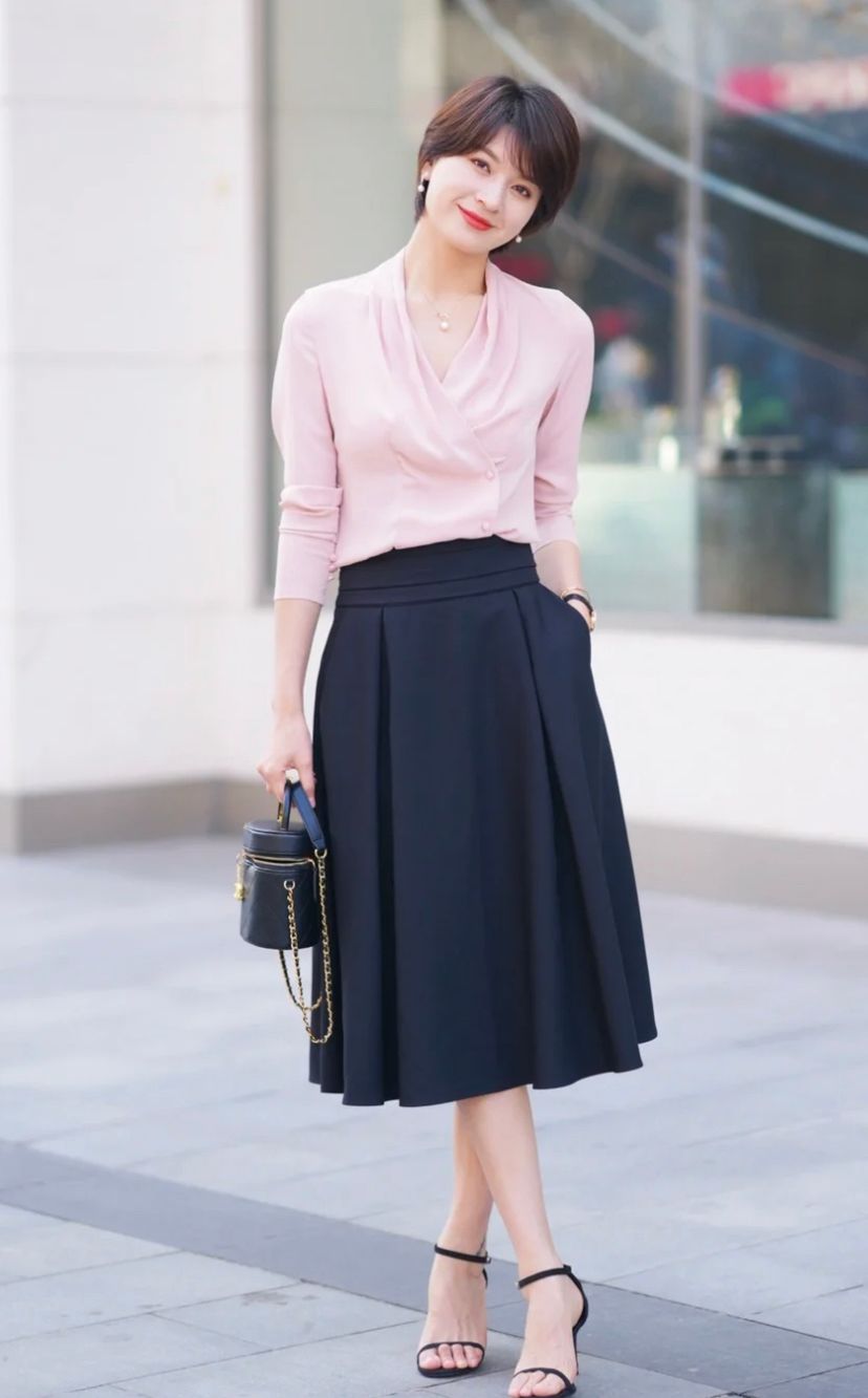 女人过了40岁,夏天要避开这4件“假优雅”上衣,显老显胖没气质