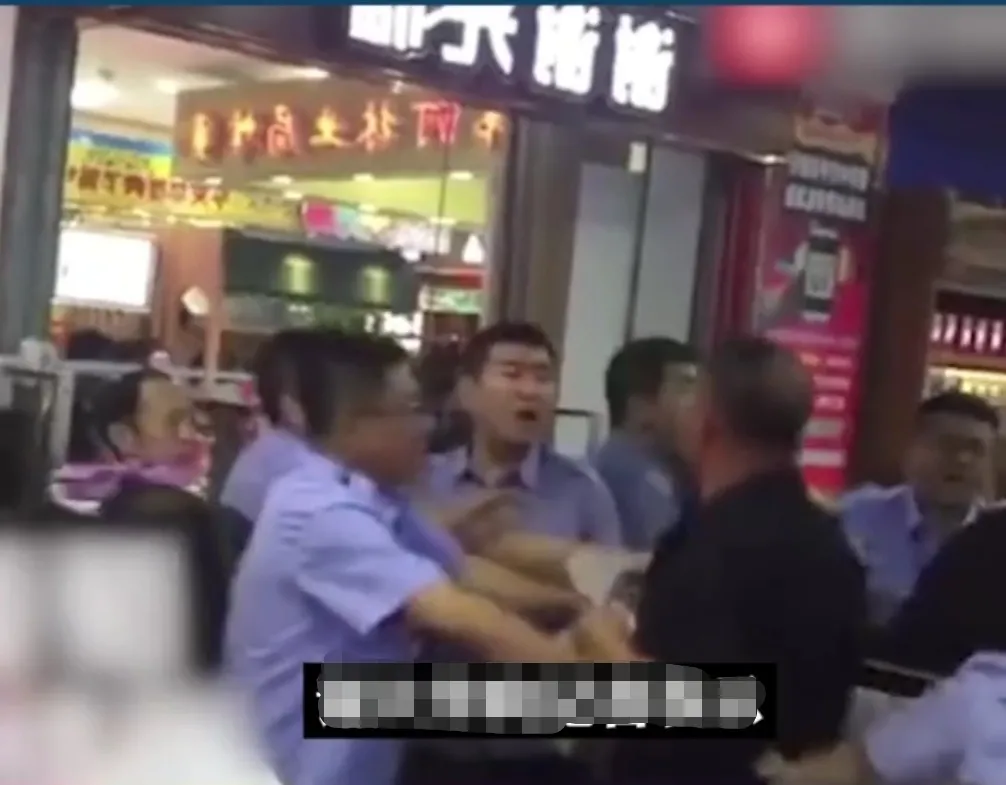 大爷9块钱买葡萄,不会手机支付,用现金超市拒收