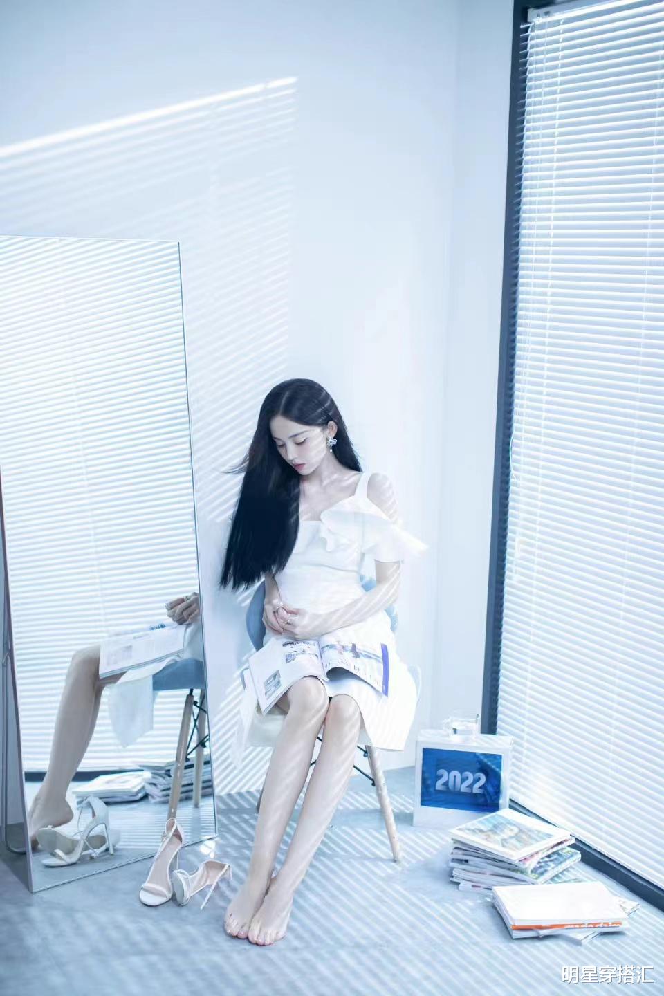 古力娜扎|古力娜扎穿荷叶边吊带连衣裙办公室拍写真，唯美时尚，高挑优雅