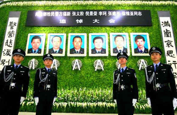不满警方的处理方案,偏执男只身闯入警局,连续砍杀11名警员