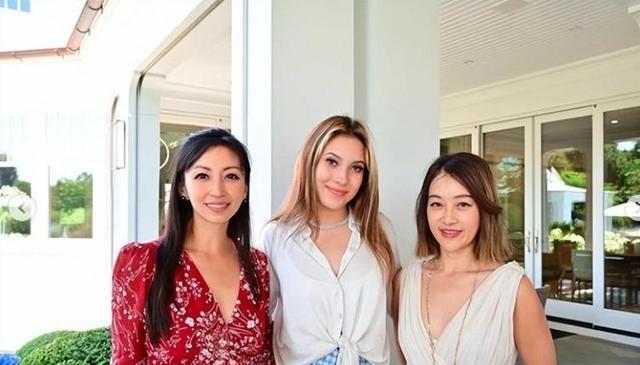 谷爱凌|19岁谷爱凌素颜逛街，穿连体衣与中国大爷合影，名校毕业气质十足