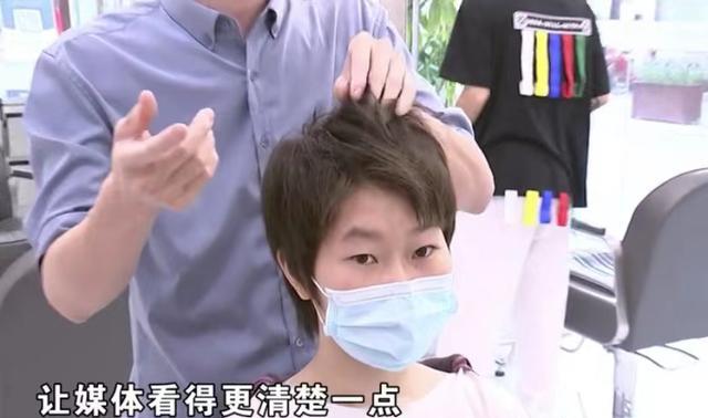 连裤袜 姑娘拿着效果图去理发店理发结果还失败了，发型师：我是专业的