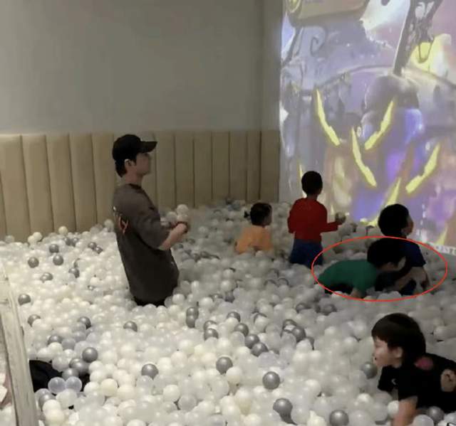 Angelababy|杨颖穿百元衣做核酸无人识，5岁小海绵为妈妈接机，母子互动温馨