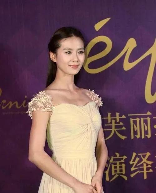 黄圣依 9位花旦离开P图差距就出来了，黄圣依女生男相，刘亦菲险胜