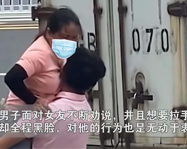 回顾：男子街头哄女友开心，女子全程黑脸，下一秒举动让网友羡慕