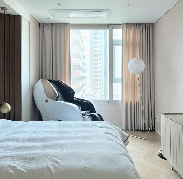 一看装修就花了心思！拆掉半面墙，客厅显大2倍，家具虽少很清爽