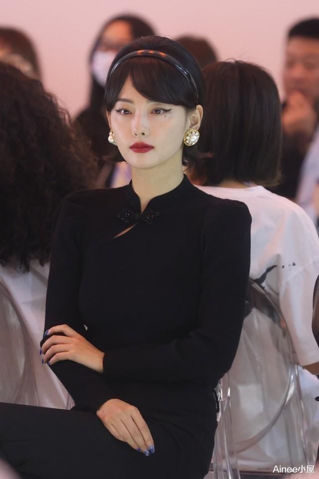 穿衣搭配 张嘉倪给自己打扮成贵妇,镂空上衣配红唇明艳大气,发型有点显老