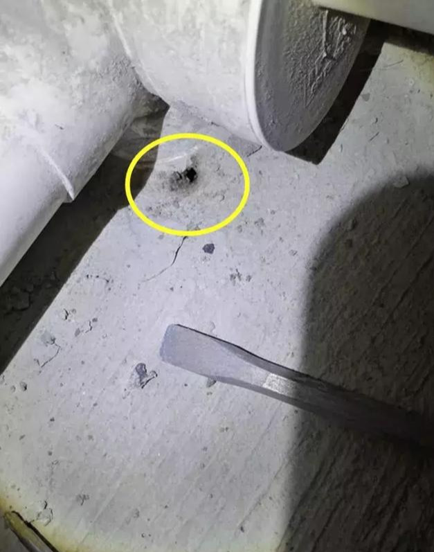 卫生间这个位置留有孔，家里等于多上层保险！后期排水防水不用愁