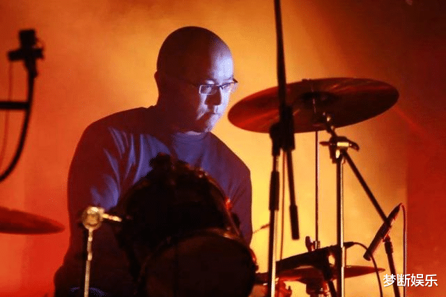 窦唯|王菲的前夫窦唯：过气后省吃俭用，给两个女儿一人一套房