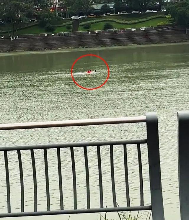 四川黑衣女子跳江轻生,三男子奋力营救,现场曝光,轻生原因披露