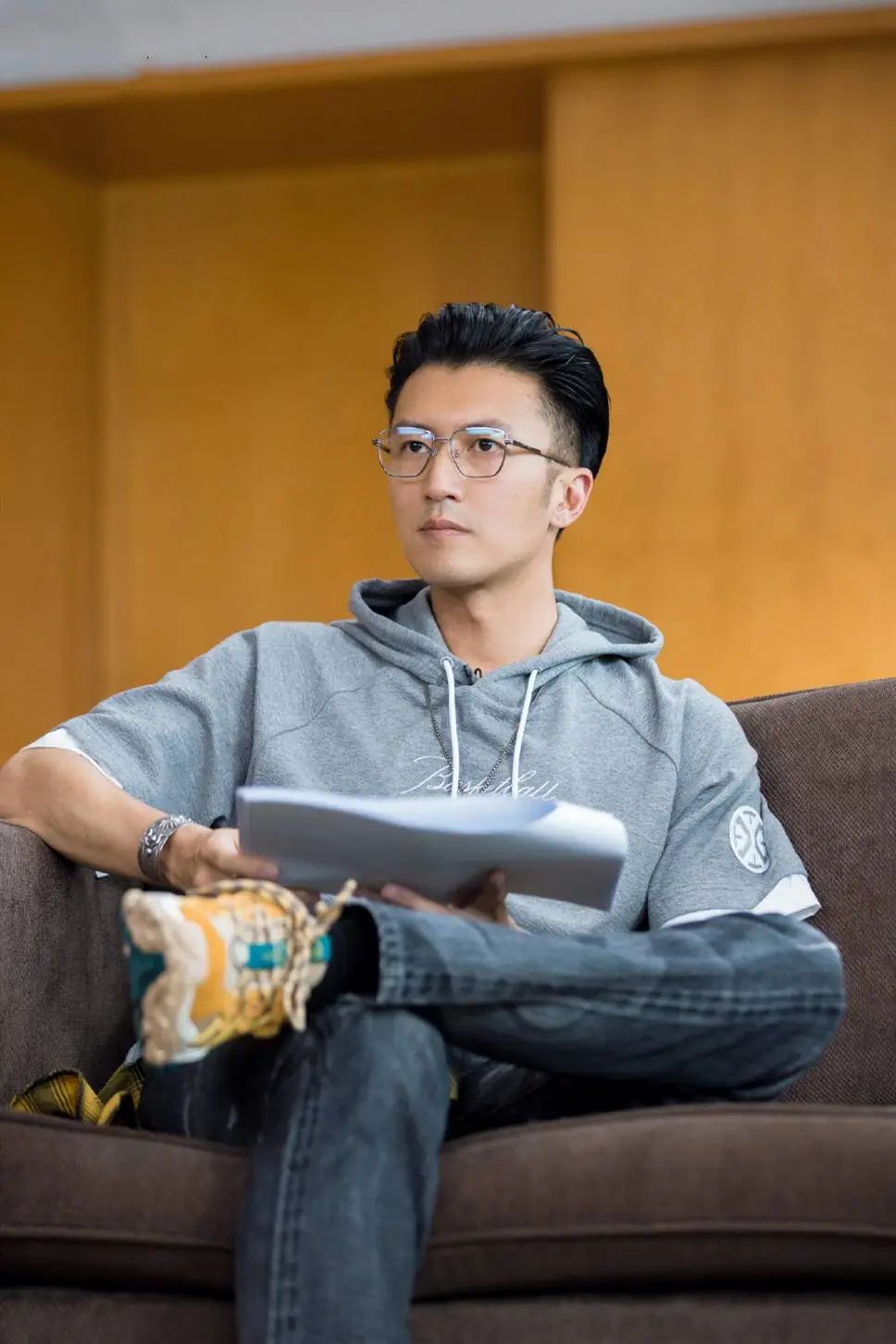 谢霆锋|王菲谢霆锋疑国外过年,与友人结伴滑雪,王菲坐雪里为谢霆锋拍照