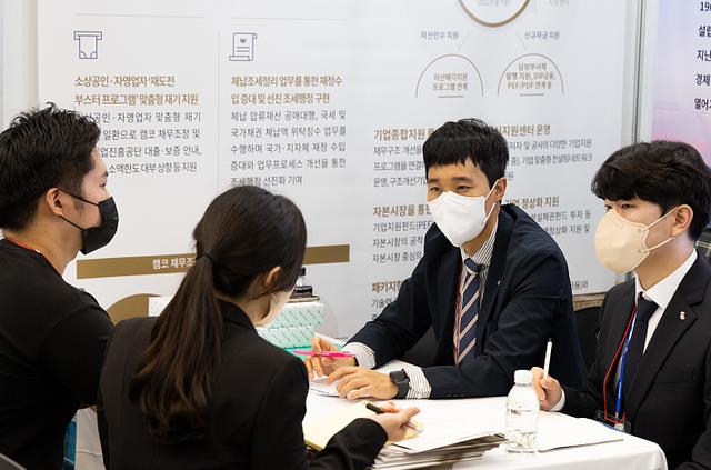 离职|职场里这几件事别轻易透露，“看人下菜碟”的同事，大有人在