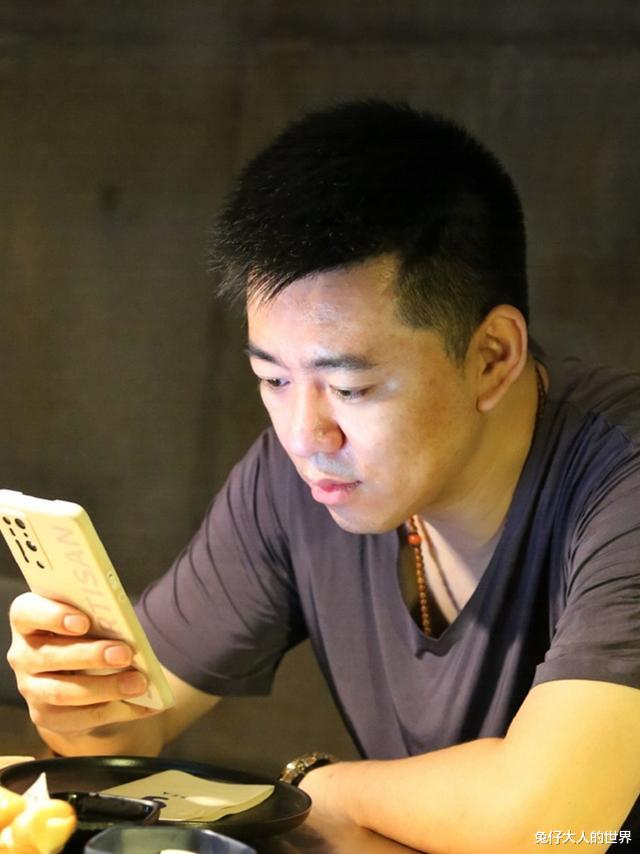 冯照洋|德云社大哥冯照洋发文，却被配图抢镜，粉丝：做饭都开始不洗菜了