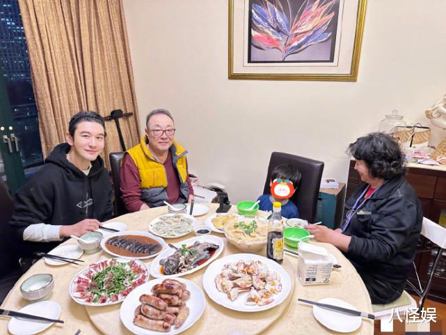 黄晓明|黄晓明冬至和爸妈一起包饺子，5岁小海绵帮忙擀皮，可爱又能干