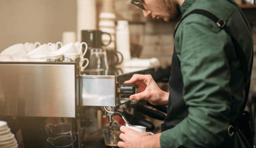 高校|实习期6个月“无薪”，招不到人的咖啡店老板：年轻人要工资干嘛