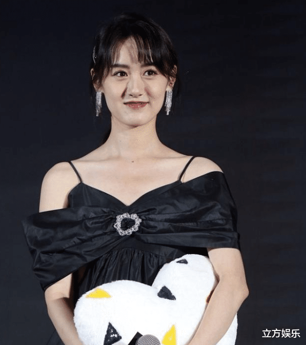 娱乐圈|袁冰妍近况曝光：前一秒穿露腰短裙，后一秒邋遢披头散发！