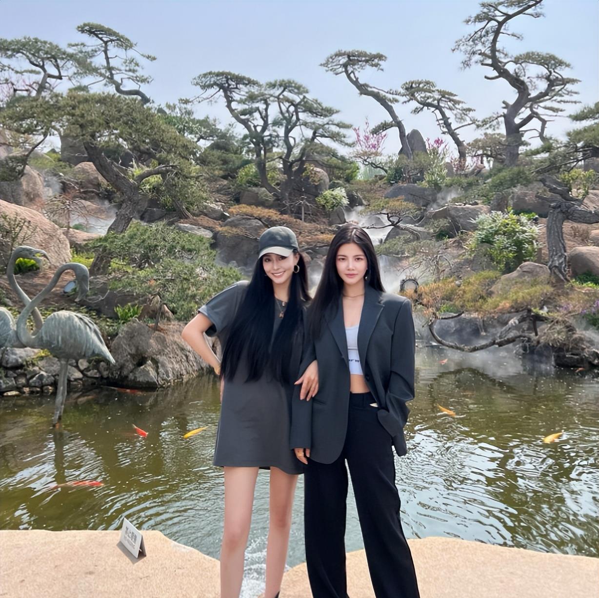 王灿|杜淳老婆王灿豪宅秀身材！穿短上衣露出腹肌，手上一个小包近30万