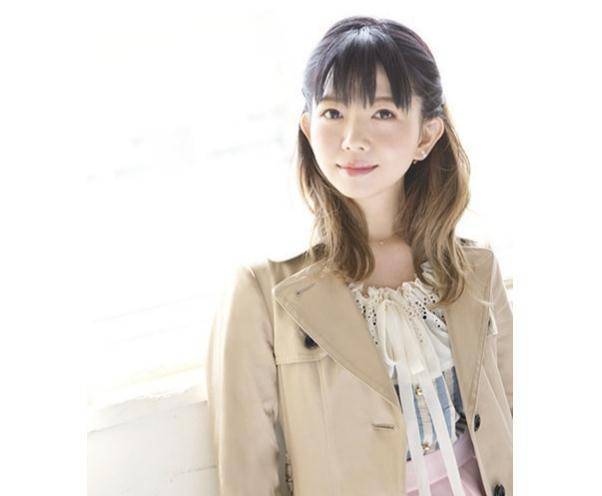 穿衣搭配 山口百惠儿媳真会打扮，穿衣搭配还挺时髦，颜值气质完全不输婆婆