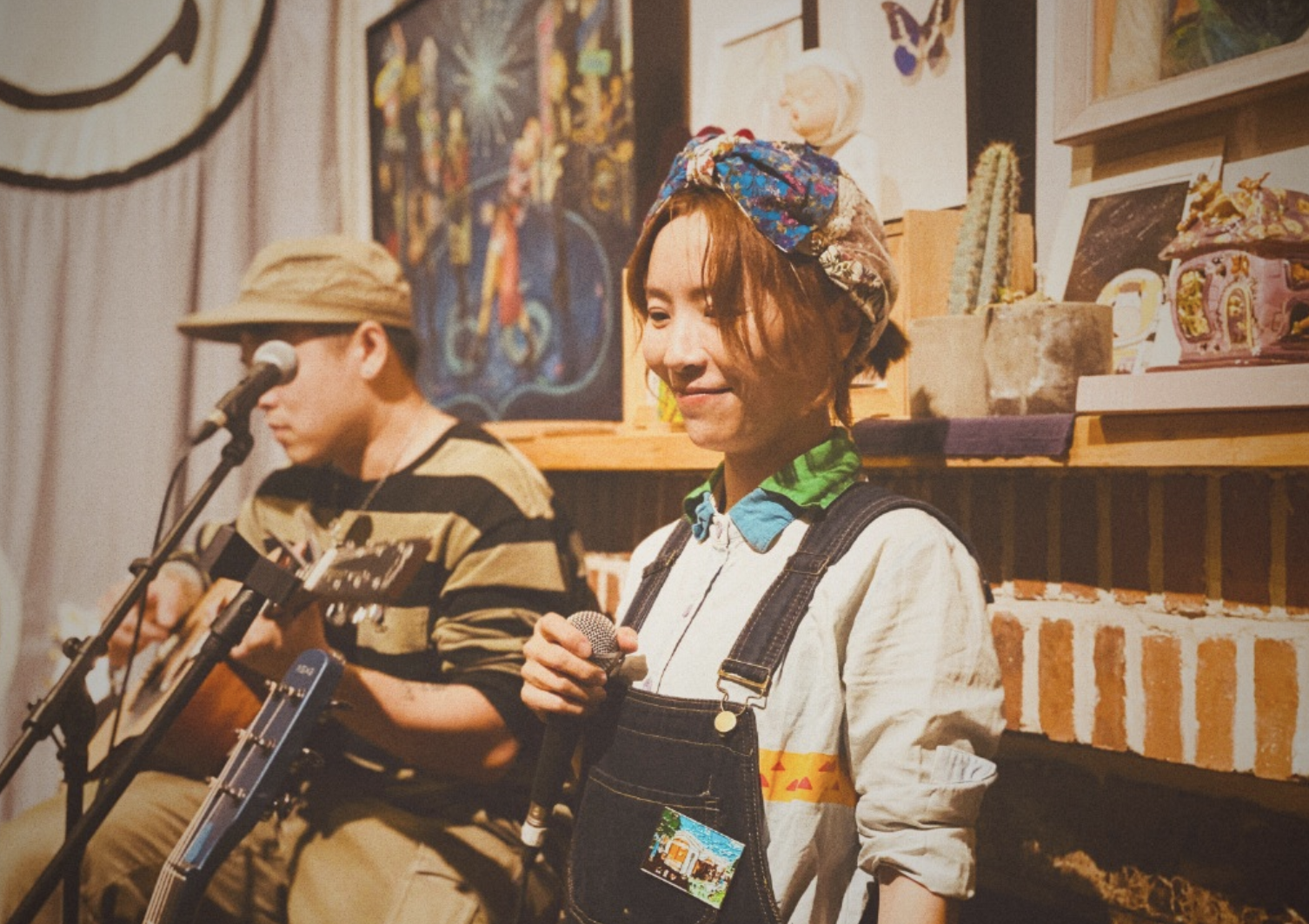 黄雅莉|黄雅莉晒夫妻合影庆祝相爱18周年，两人牵手看海，甜蜜依偎超浪漫