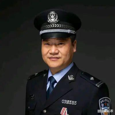 反诈老陈露面香港步行街，步伐潇洒却满脸迷茫，被嘲败给了嘉年华