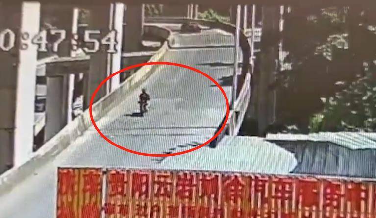 男子骑电车从3层立交桥坠落,当场身亡!