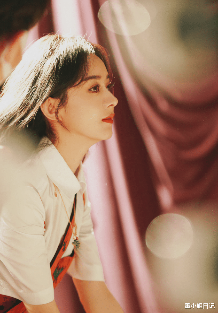 赵丽颖|赵丽颖真是学姐一枚,穿白衬衫配贝雷帽,时髦年轻两不误